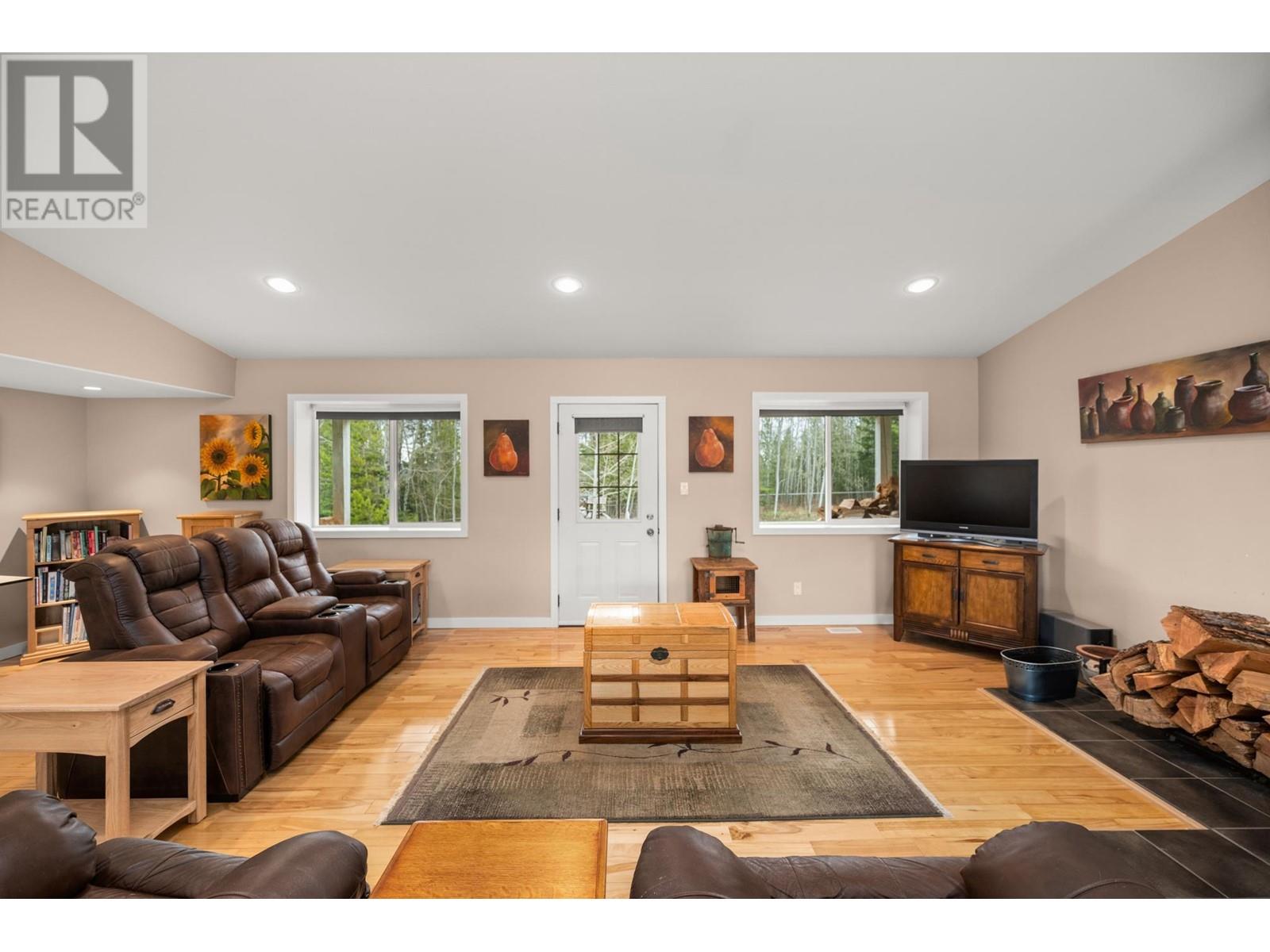 6594 FOOTHILLS ROAD, 100 Mile House