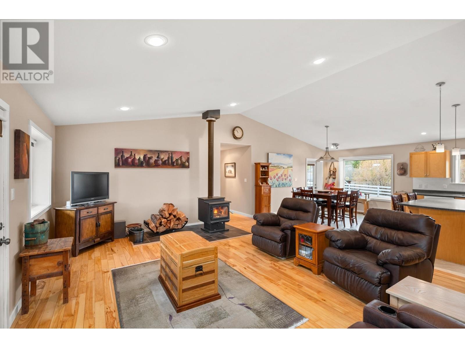 6594 FOOTHILLS ROAD, 100 Mile House