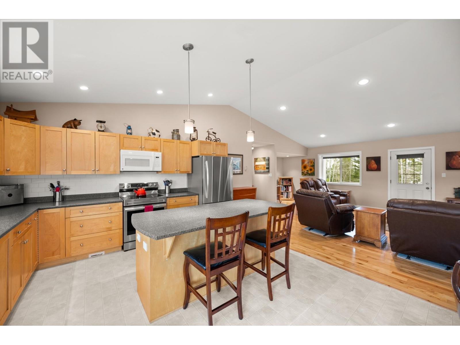 6594 FOOTHILLS ROAD, 100 Mile House