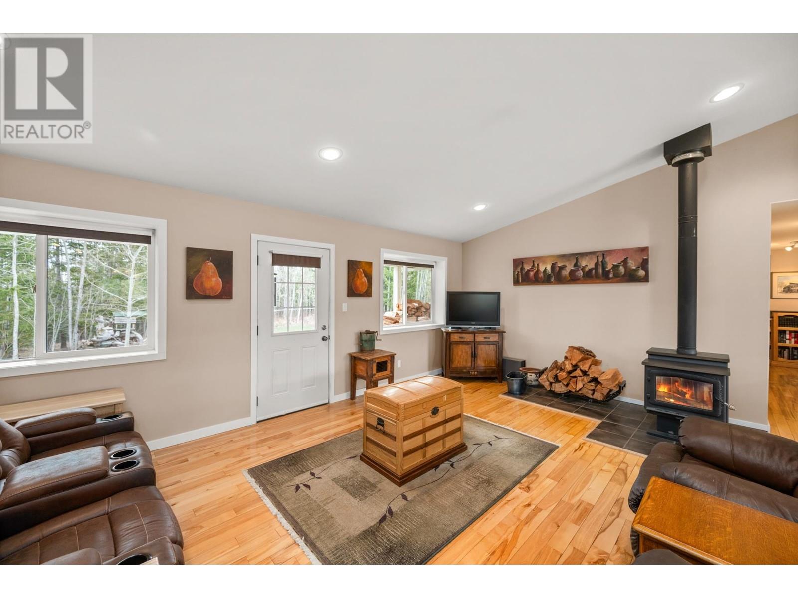 6594 FOOTHILLS ROAD, 100 Mile House
