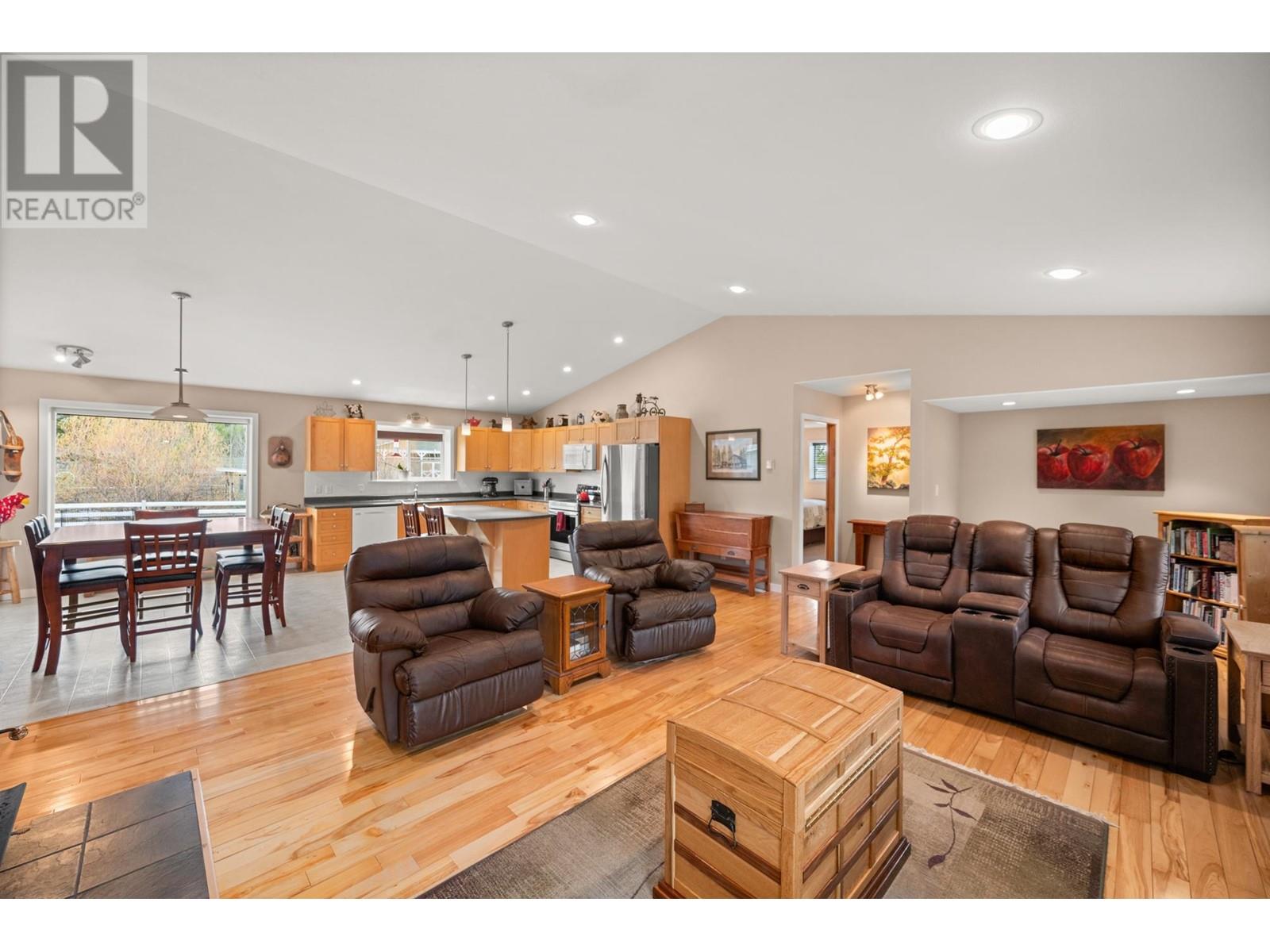 6594 FOOTHILLS ROAD, 100 Mile House