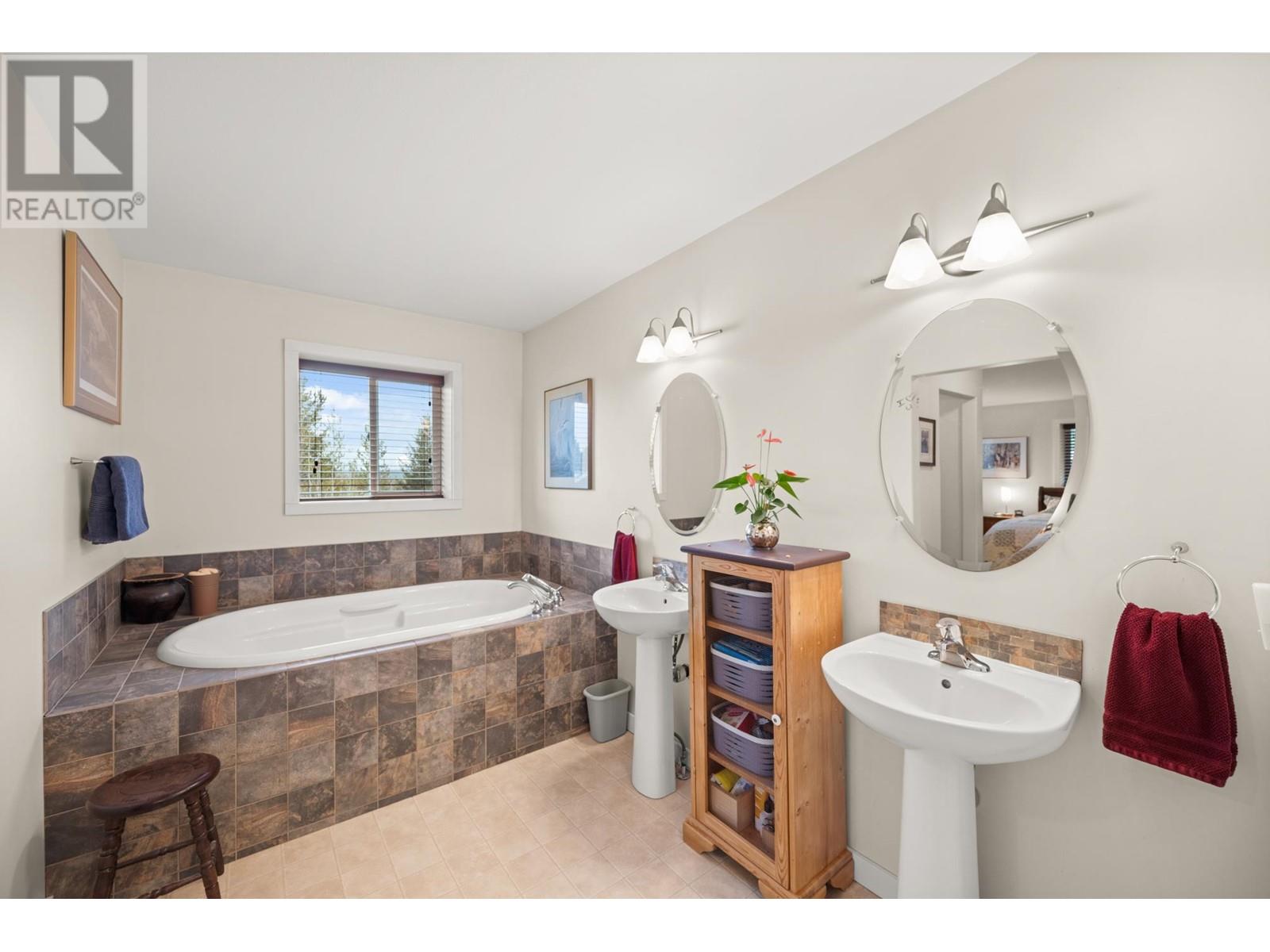 6594 FOOTHILLS ROAD, 100 Mile House