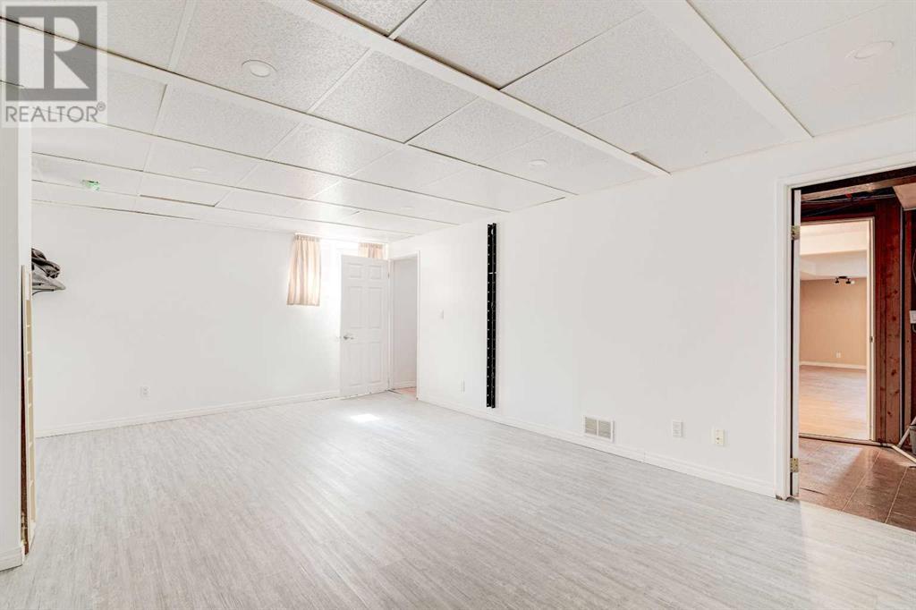 Single Family House Bi-level for Sale in  Rundlelawn Court NE Rundle Calgary 