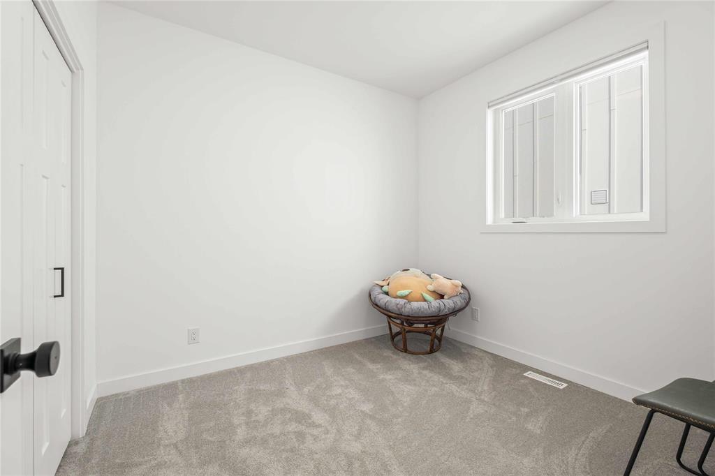 Photo 16 of 13 Gleneagles Street, Niverville MB