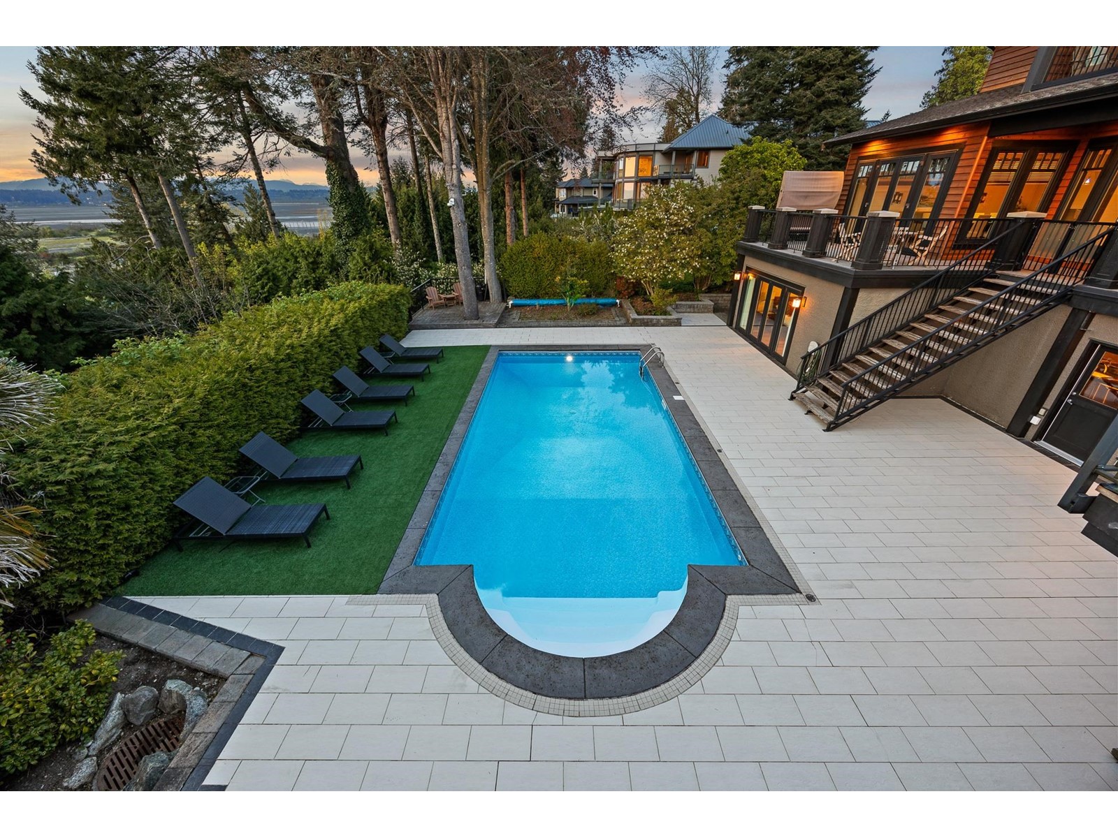 Photo 8 of 2737 Crescent Drive, Surrey BC