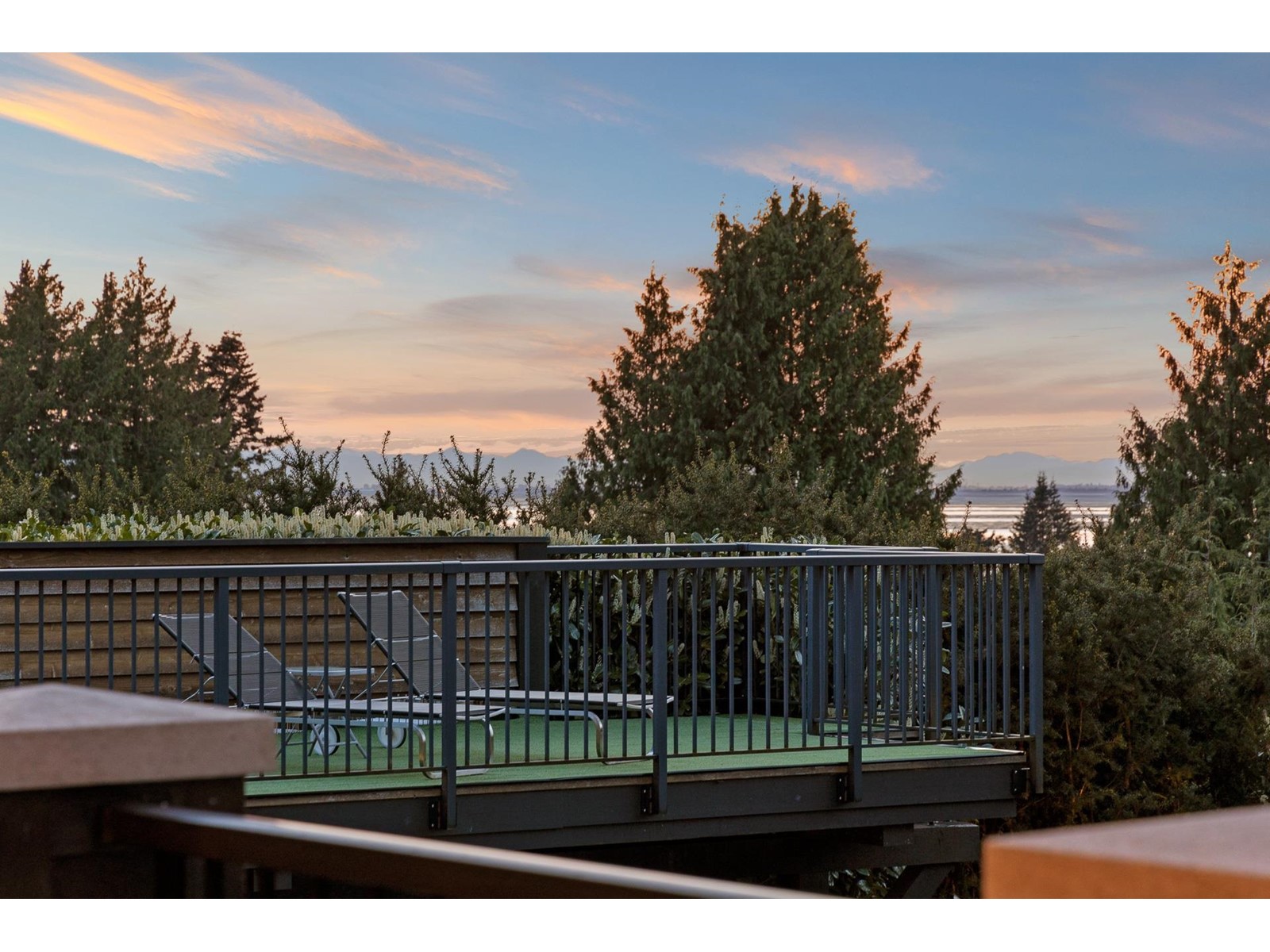 Photo 9 of 2737 Crescent Drive, Surrey BC