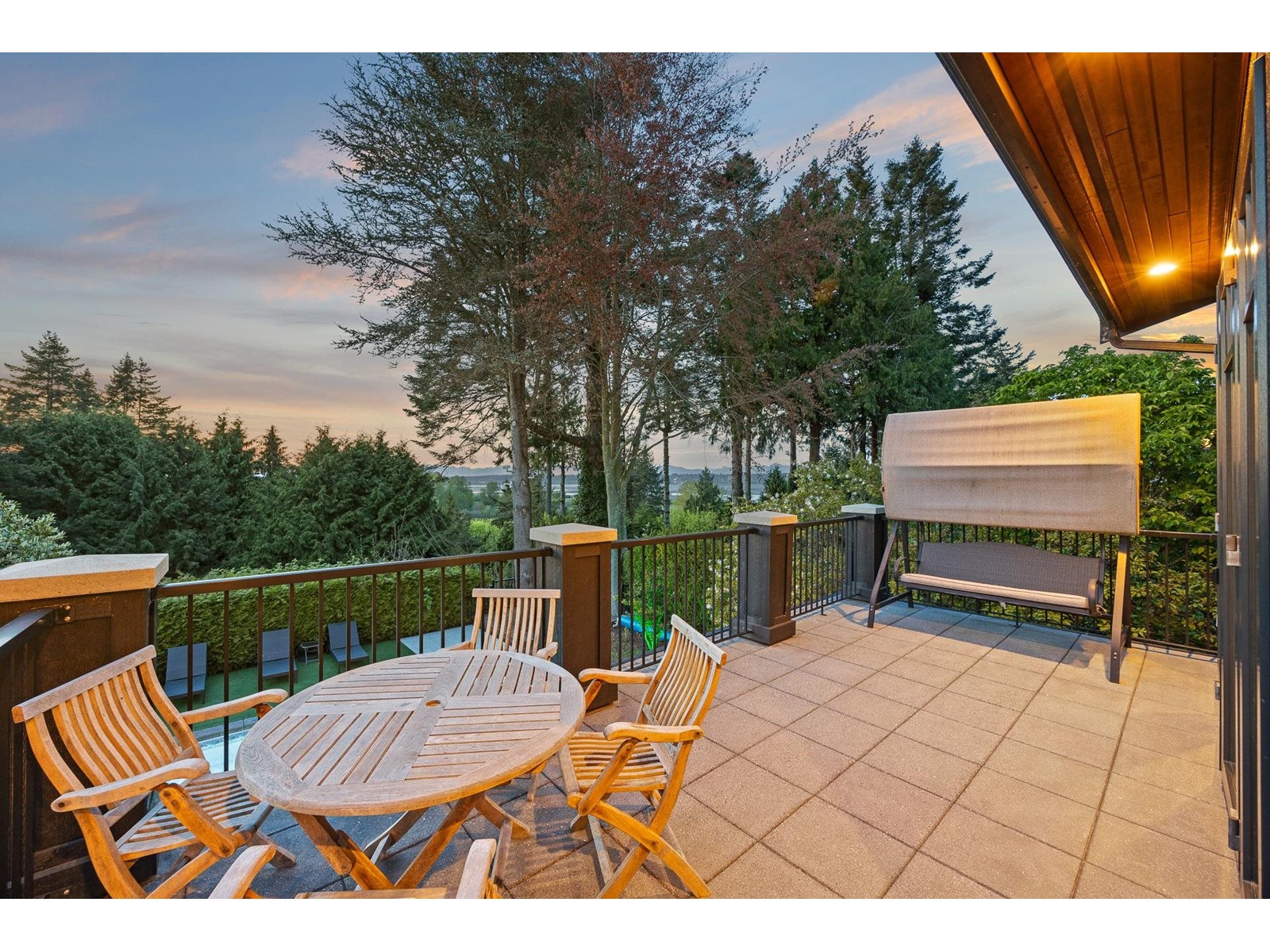 Photo 7 of 2737 Crescent Drive, Surrey BC