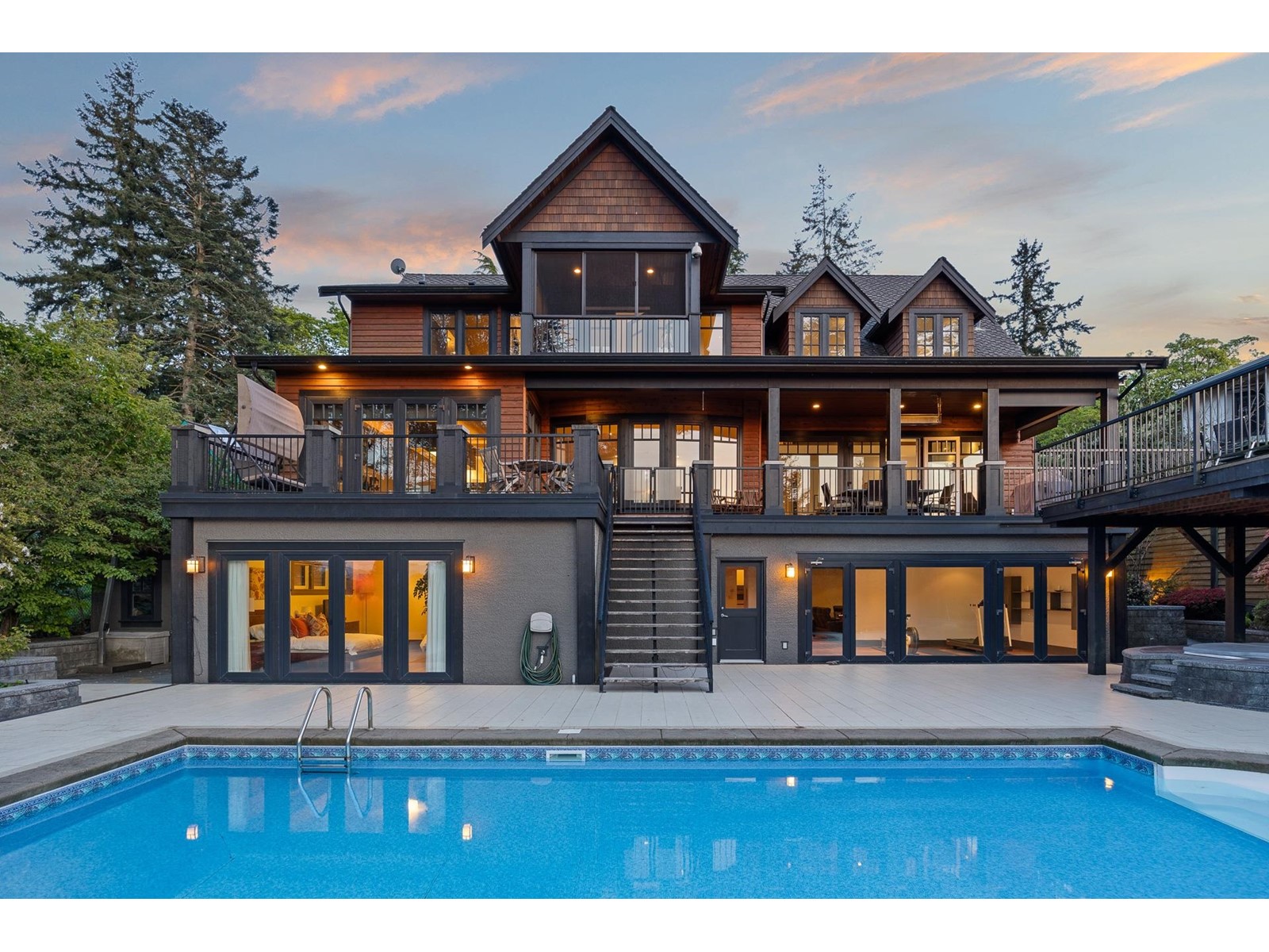 Photo 4 of 2737 Crescent Drive, Surrey BC