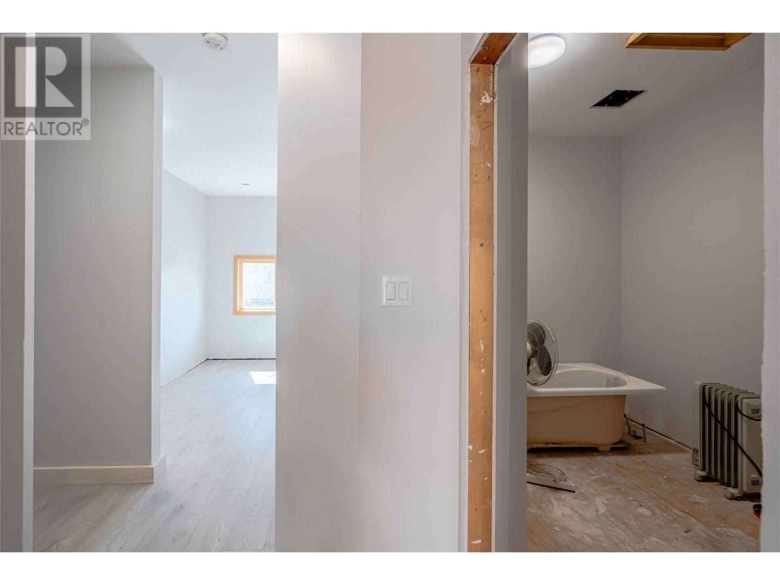 Photo 3 of 717 715 Josephine Street, Nelson BC