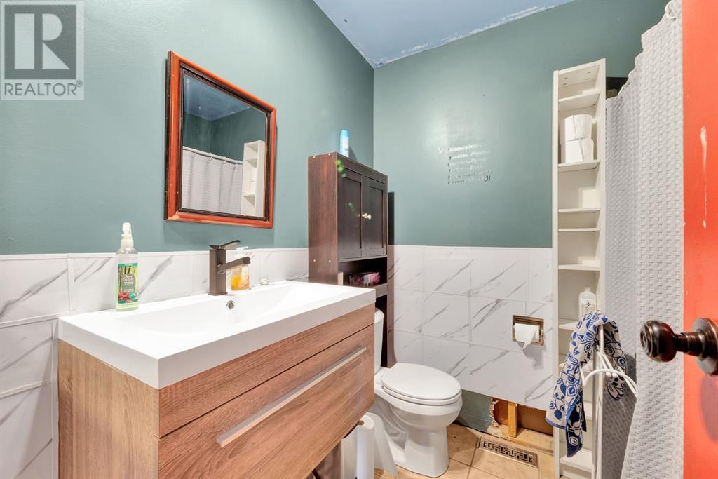Single Family House 4 Level for Sale in  Penbrooke Drive SE Penbrooke Meadows Calgary 