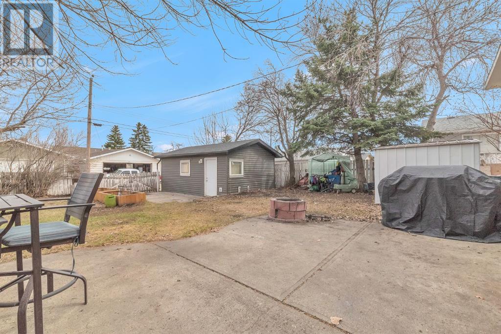 Single Family House 4 Level for Sale in  Penbrooke Drive SE Penbrooke Meadows Calgary 