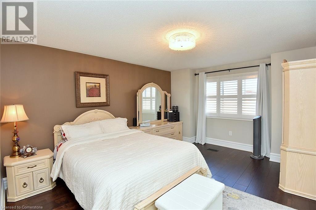 Photo 11 of 3321 Steeplechase Drive, Burlington ON