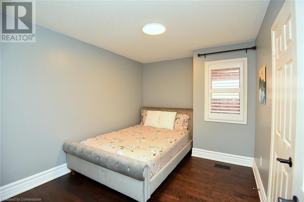 Photo 23 of 3321 Steeplechase Drive, Burlington ON
