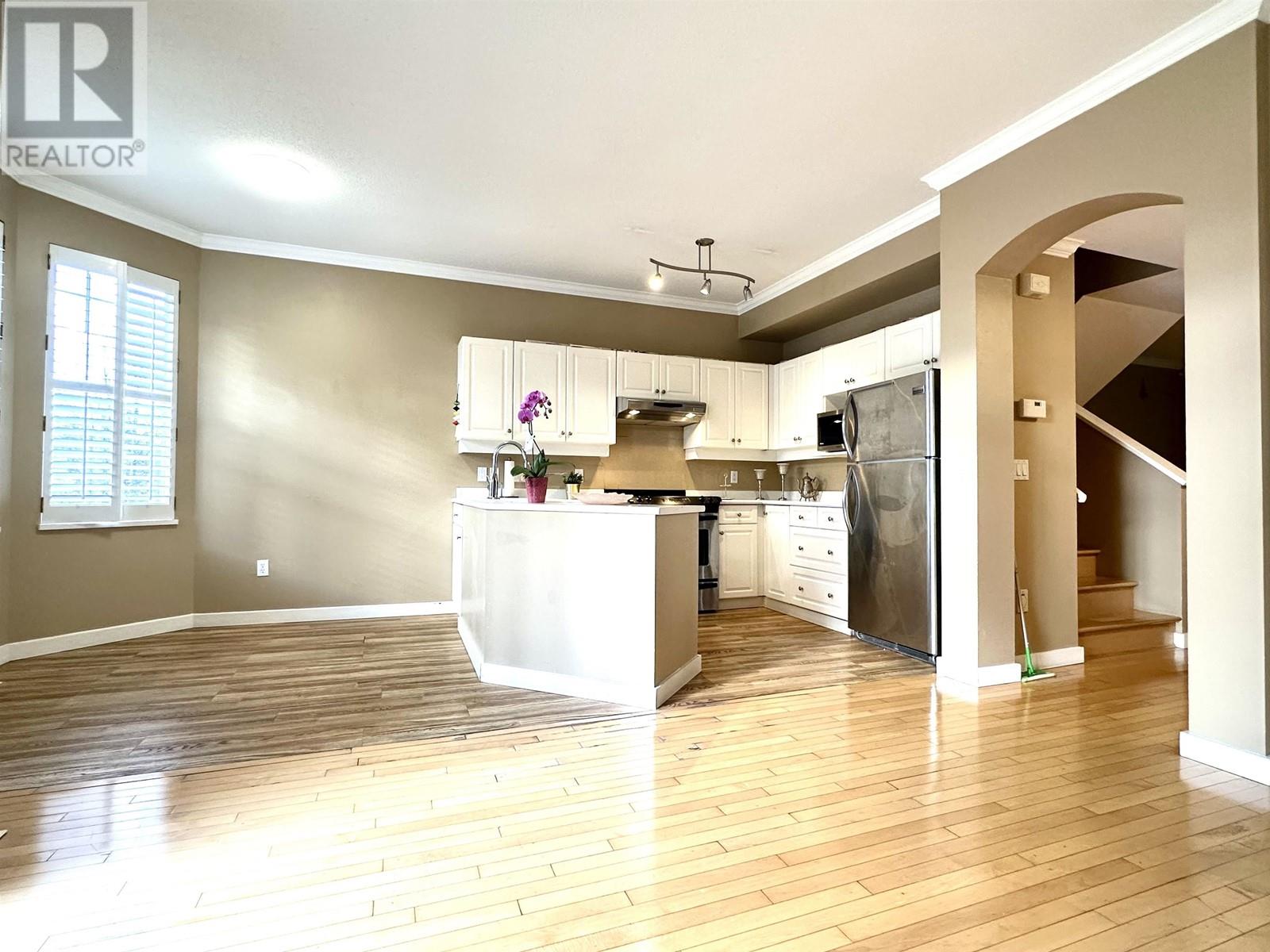 Photo 9 of 26 7500 Cumberland Street, Burnaby BC