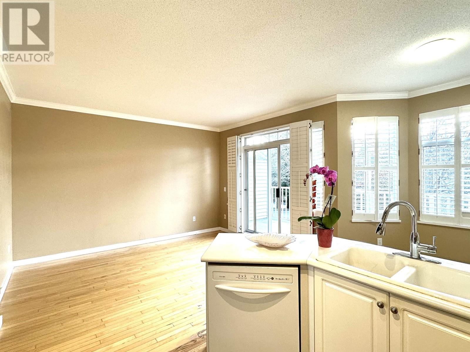 Photo 10 of 26 7500 Cumberland Street, Burnaby BC