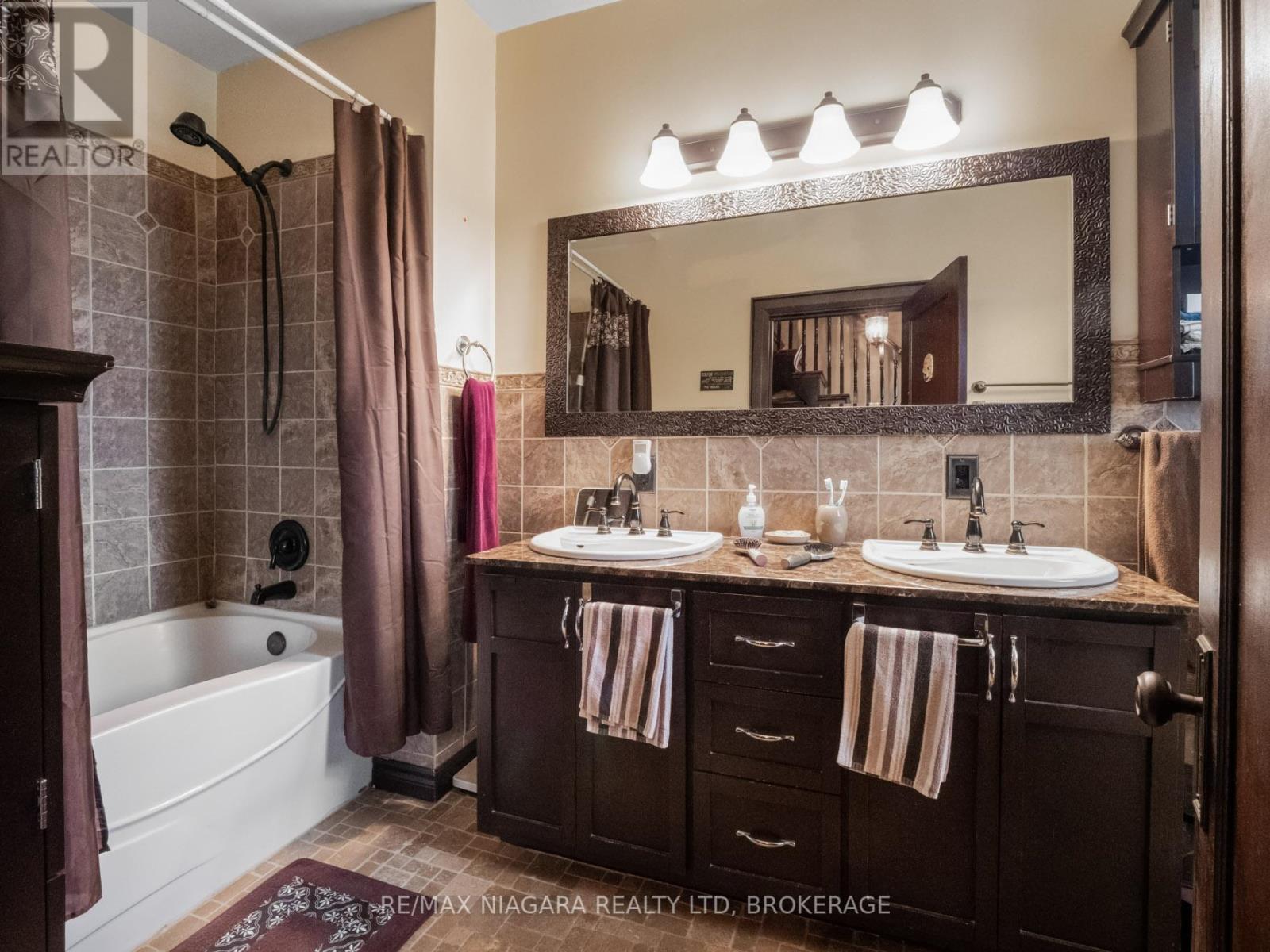 Photo 18 of 215 Phipps Street, Fort Erie ON