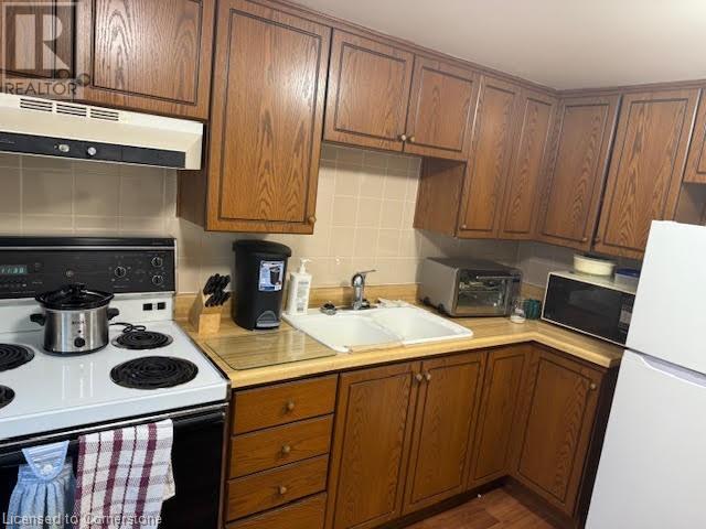 Photo 2 of 11 Rowan Court, Hamilton ON