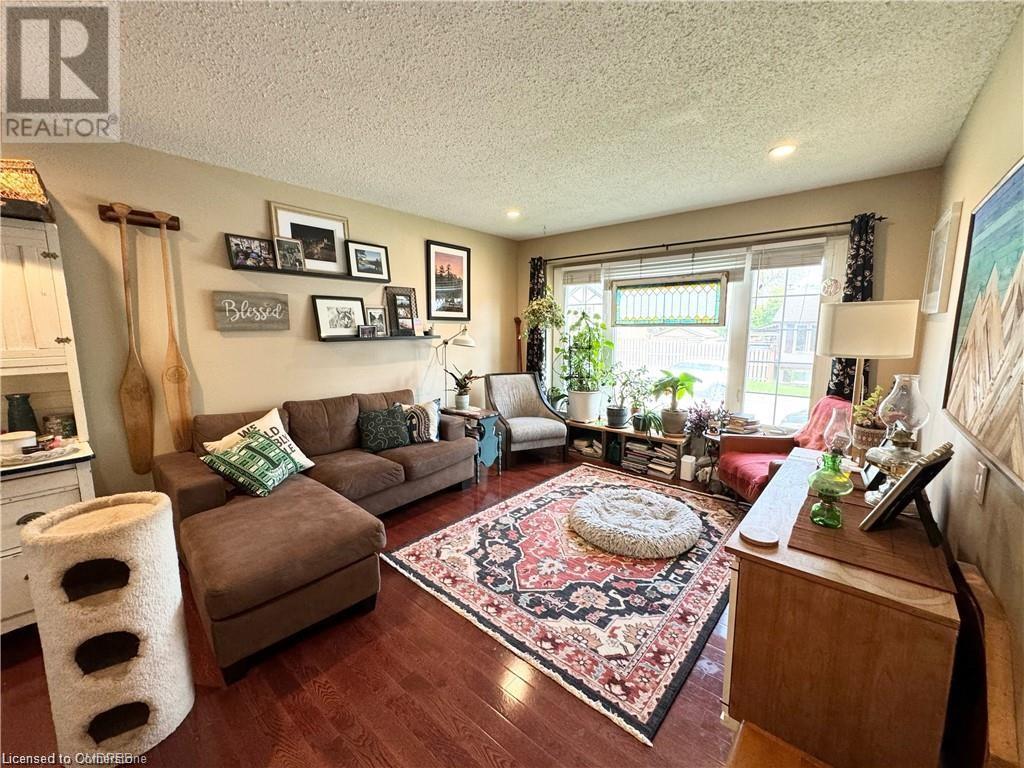 Photo 8 of 11 Rowan Court, Hamilton ON