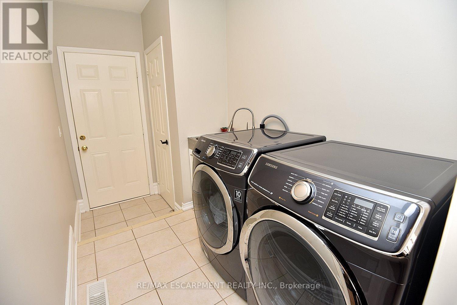 Photo 14 of 3321 Steeplechase Drive, Burlington ON