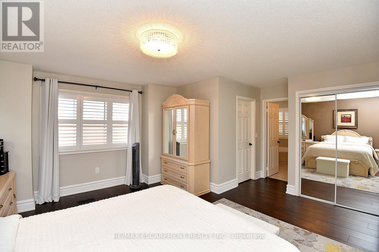 Photo 11 of 3321 Steeplechase Drive, Burlington ON