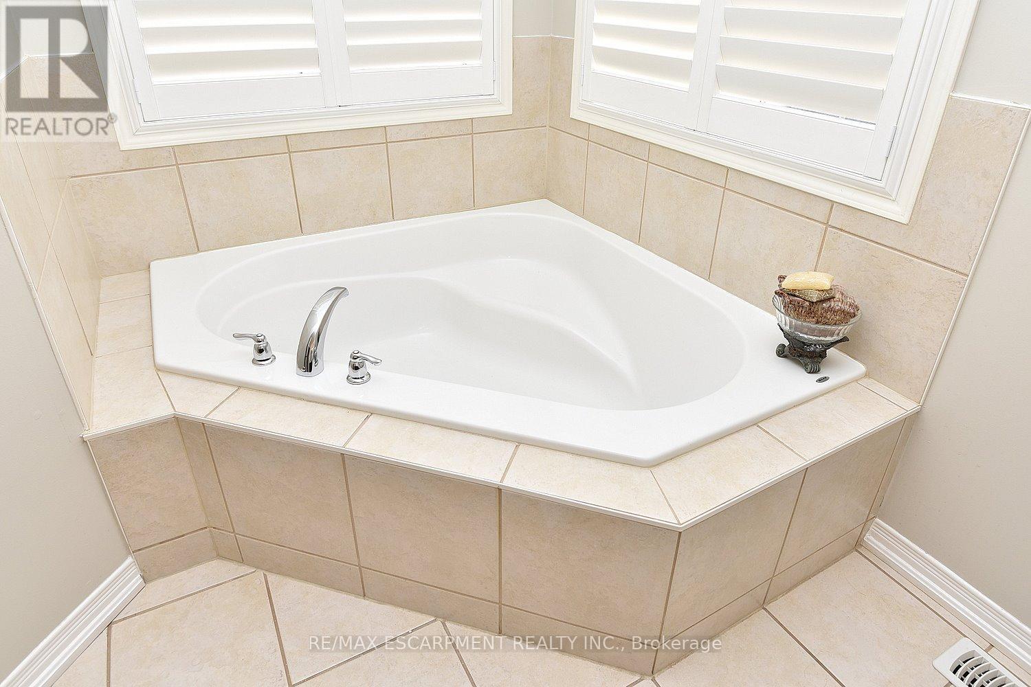 Photo 8 of 3321 Steeplechase Drive, Burlington ON