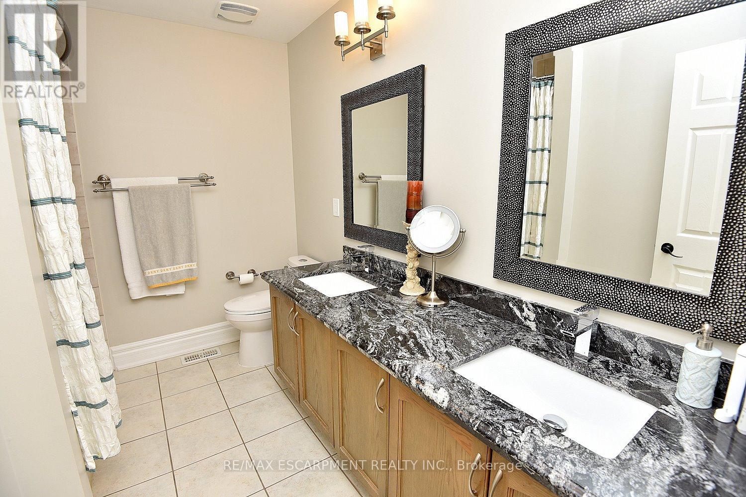 Photo 39 of 3321 Steeplechase Drive, Burlington ON