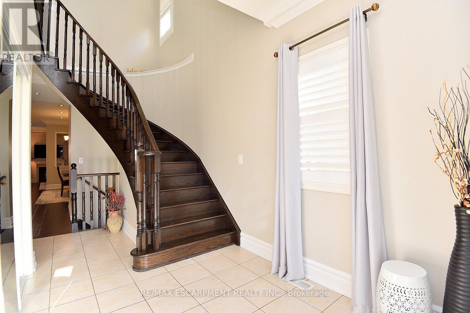 Photo 15 of 3321 Steeplechase Drive, Burlington ON