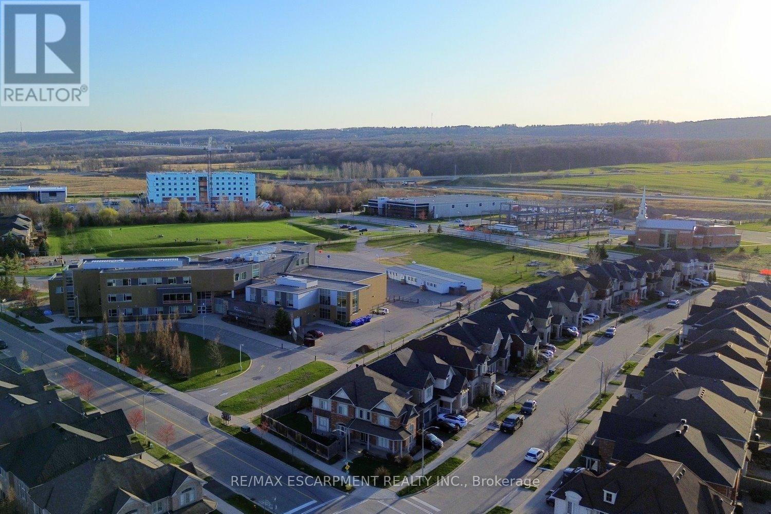 Photo 7 of 3321 Steeplechase Drive, Burlington ON