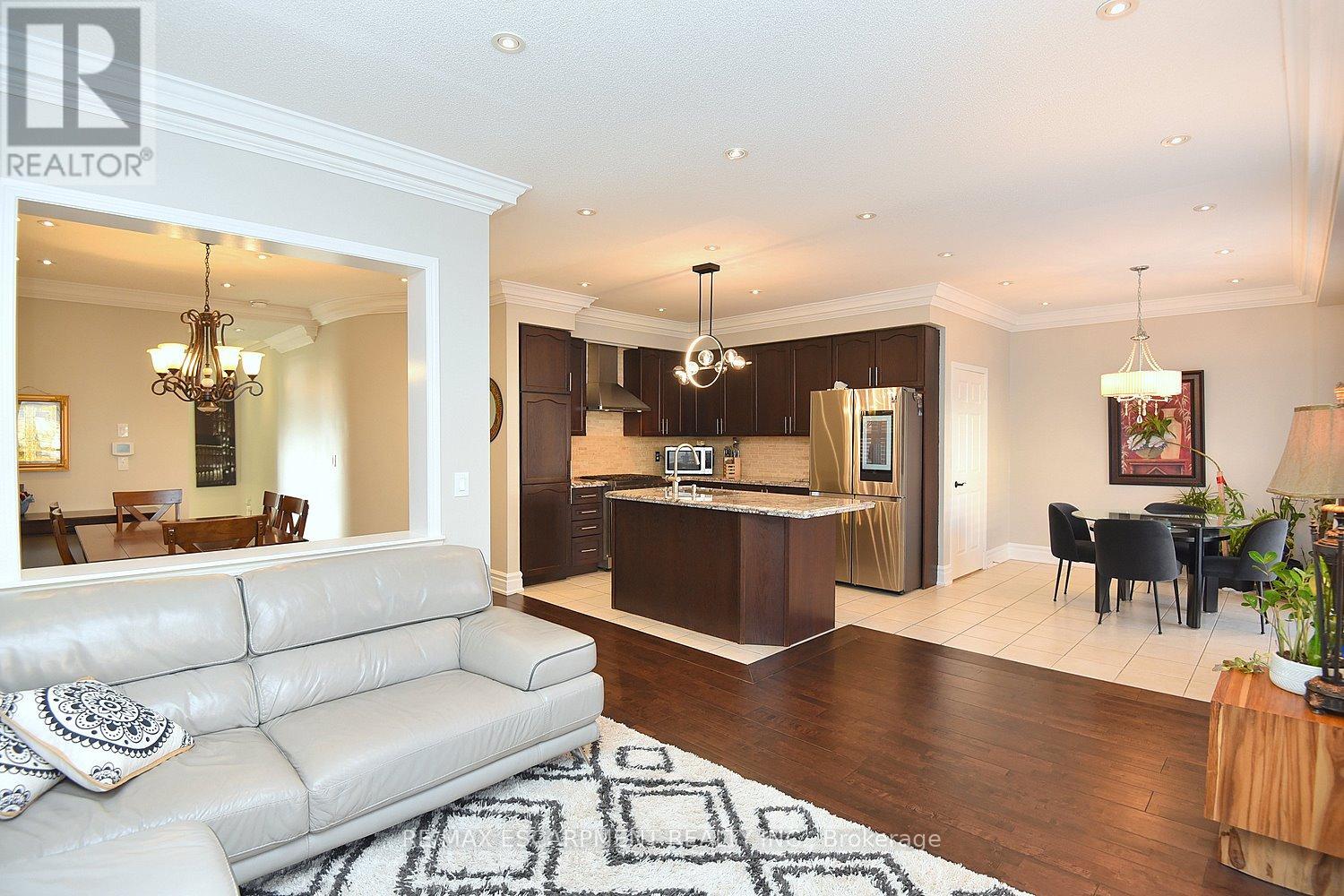 Photo 5 of 3321 Steeplechase Drive, Burlington ON
