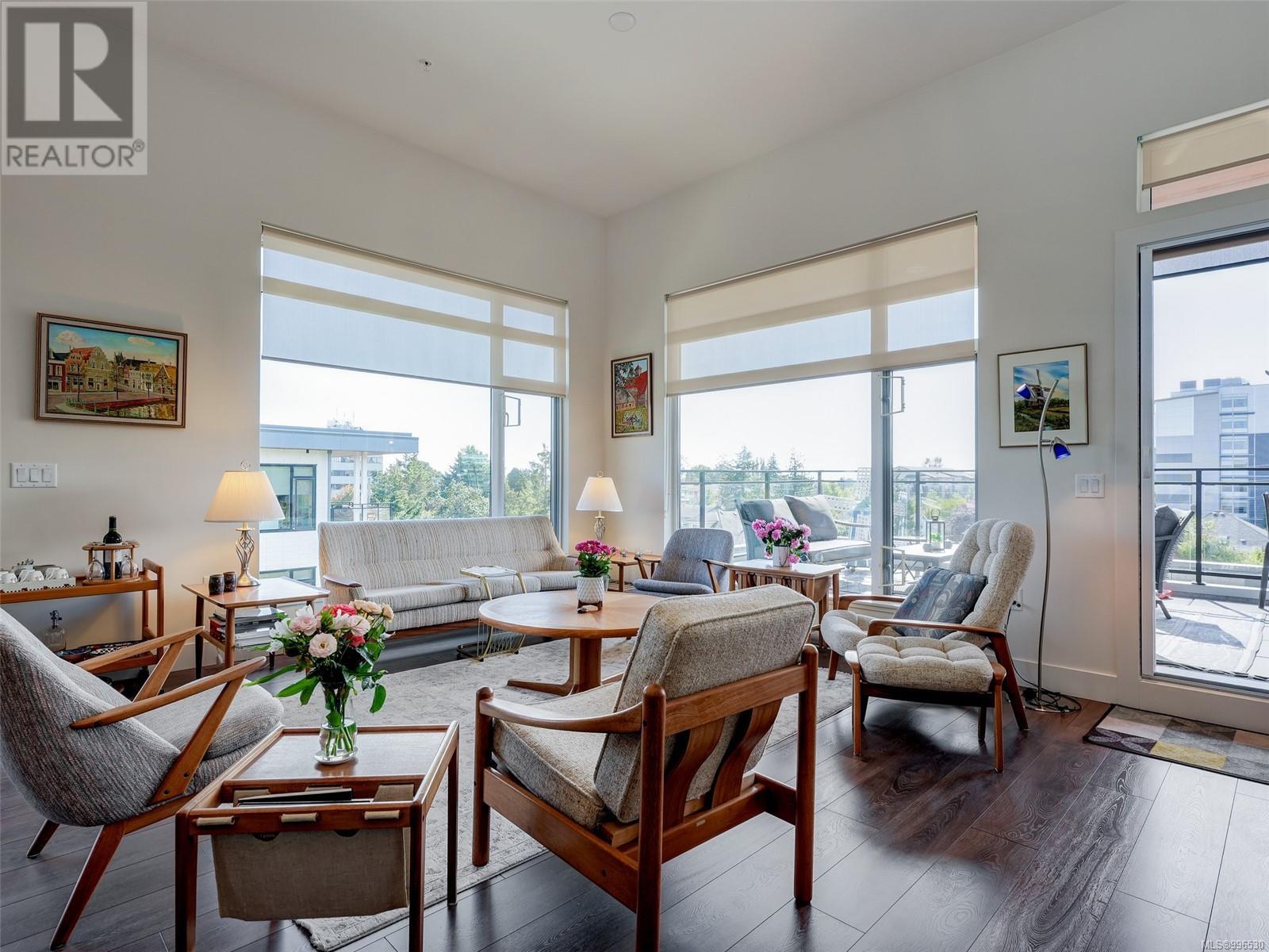 402 3815 Rowland Avenue, Saanich