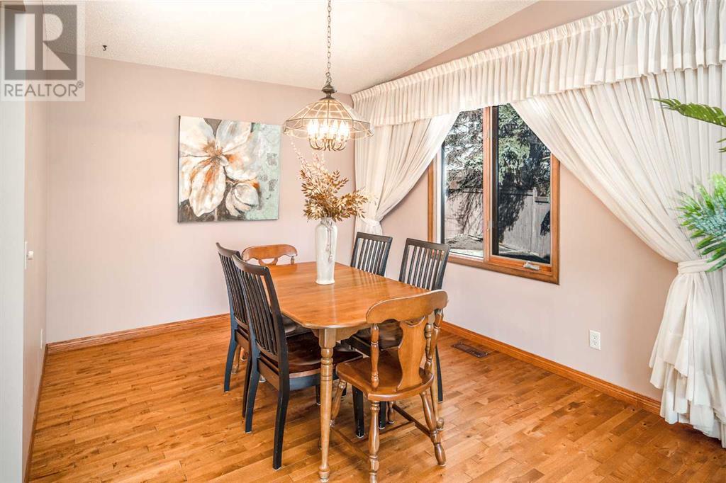 Single Family House for Sale in  Edgehill Mews NW Edgemont Calgary 