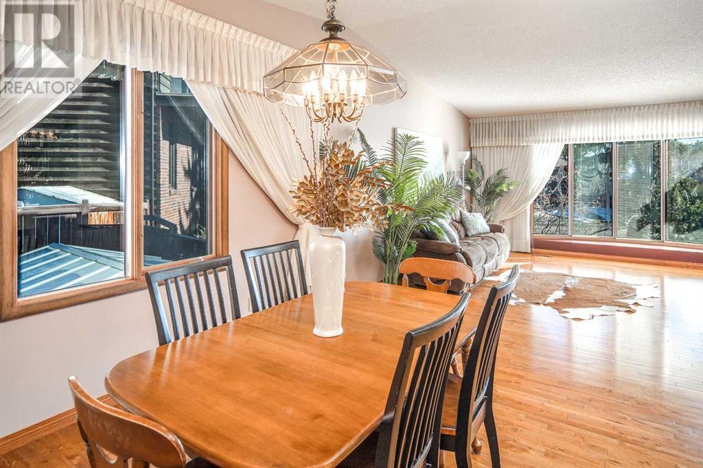 Single Family House for Sale in  Edgehill Mews NW Edgemont Calgary 