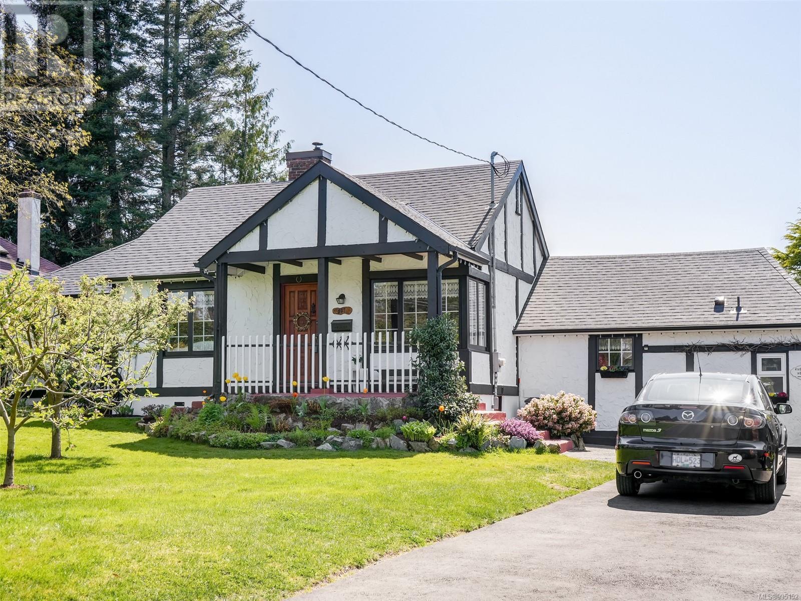  841 MANN Avenue, Saanich