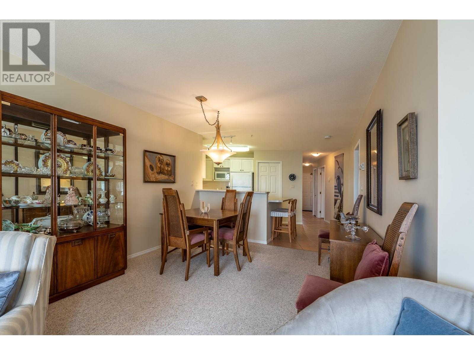 102 5470 INLET AVENUE, Sechelt