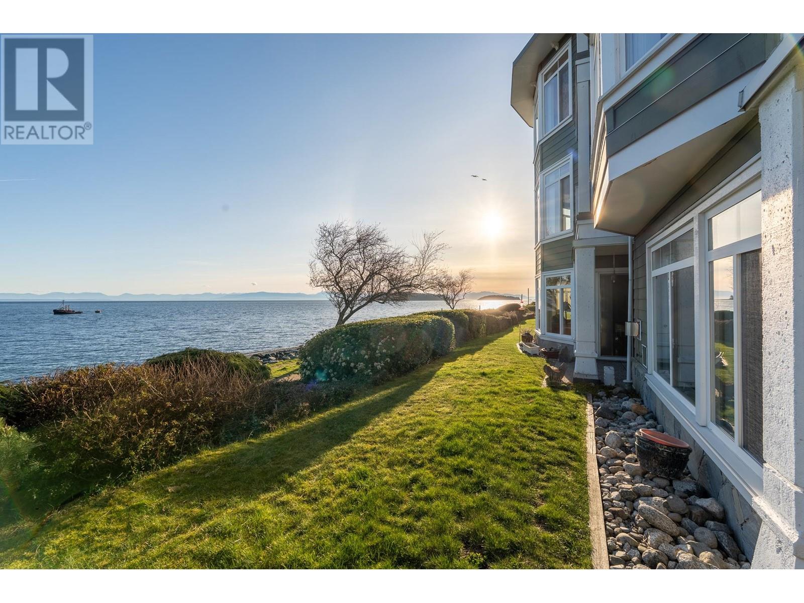 102 5470 INLET AVENUE, Sechelt