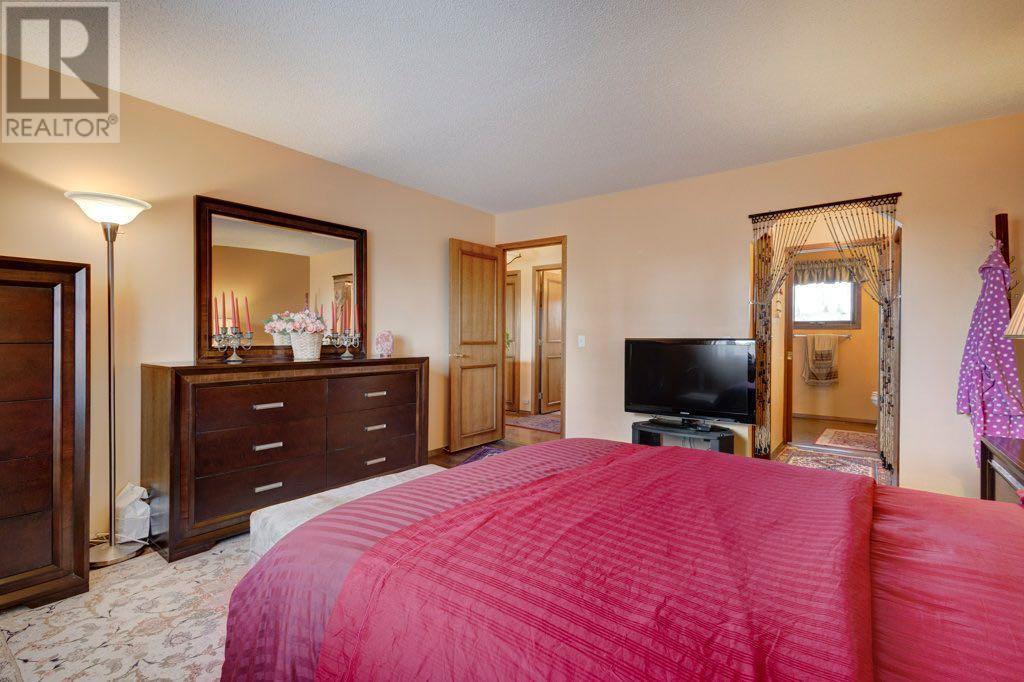 Single Family House for Sale in  Shannon Circle SW Shawnessy Calgary 