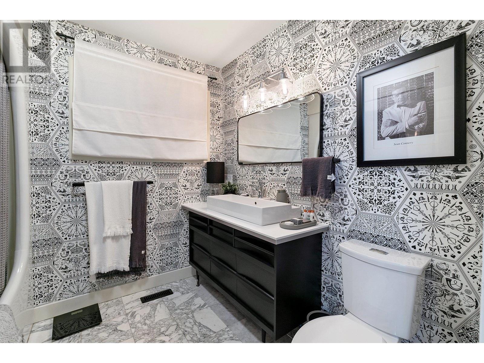  802 Yew Avenue, Sicamous