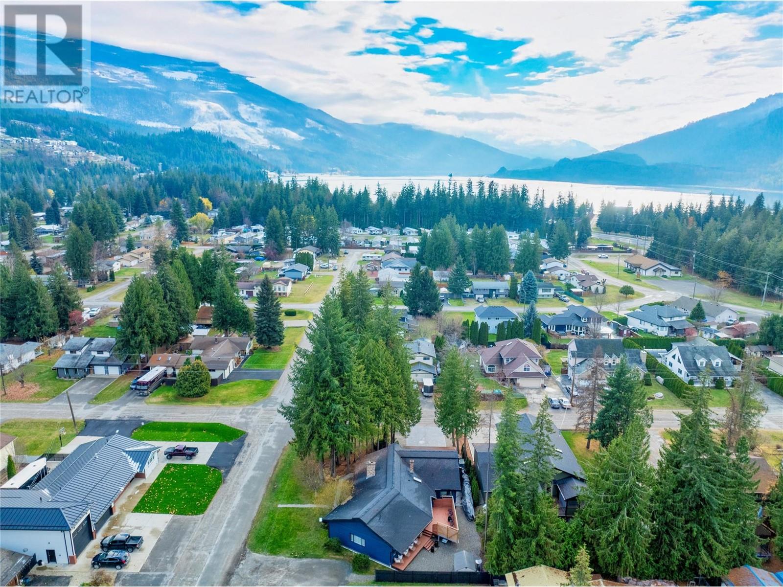  802 Yew Avenue, Sicamous