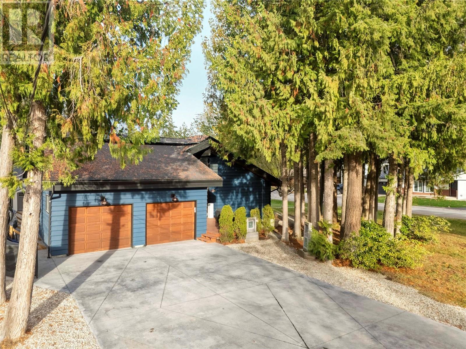  802 Yew Avenue, Sicamous
