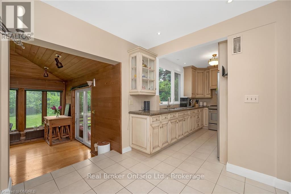Photo 10 of 2317 Lakeshore Road, Burlington ON