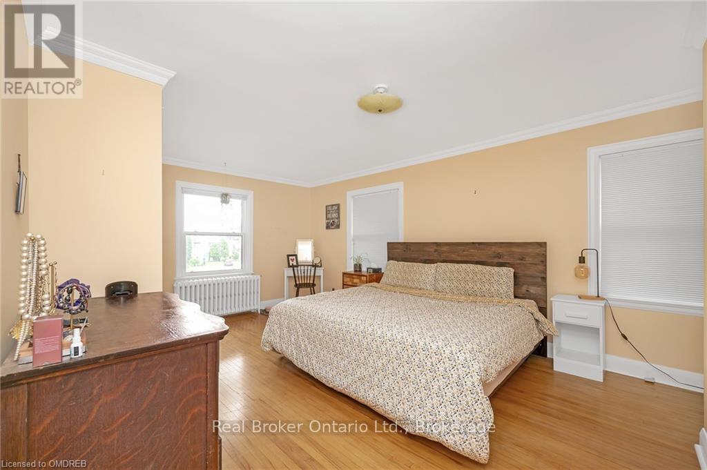 Photo 17 of 2317 Lakeshore Road, Burlington ON