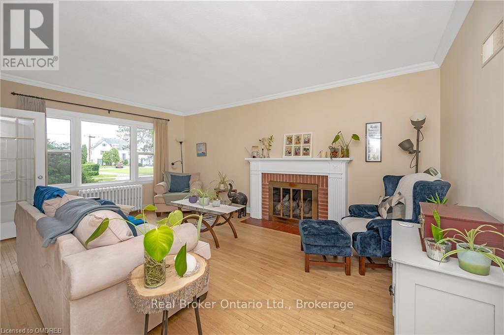 Photo 8 of 2317 Lakeshore Road, Burlington ON