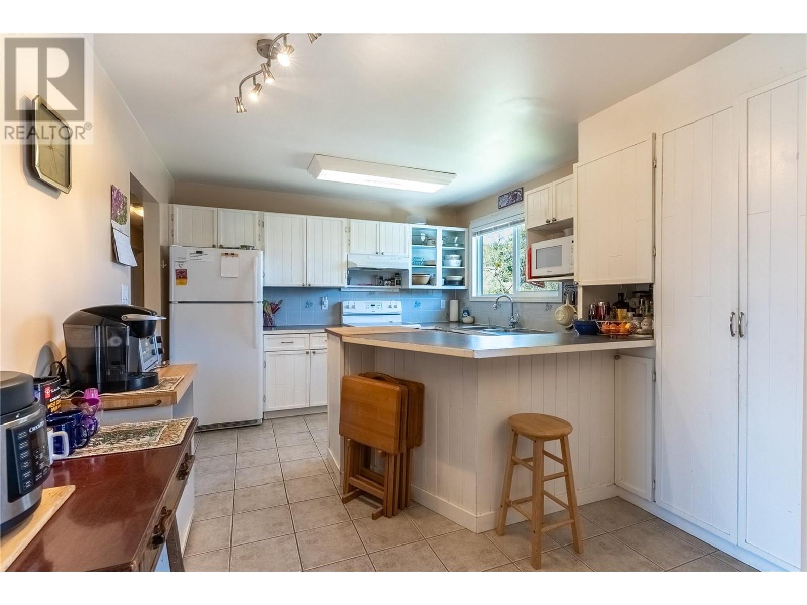 408 FIR Avenue, Clinton