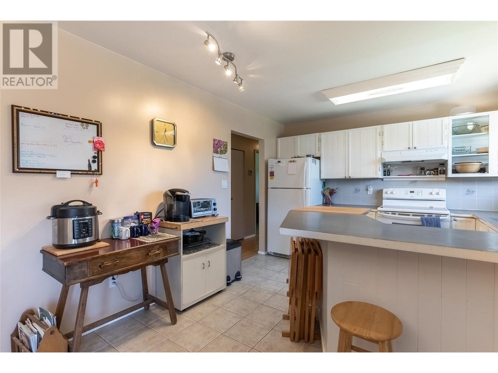 408 FIR Avenue, Clinton