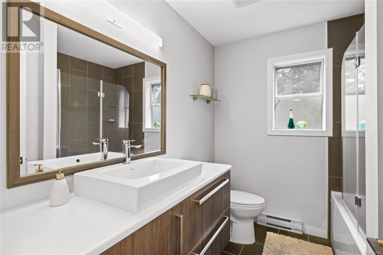 141 Butler Ave, Parksville