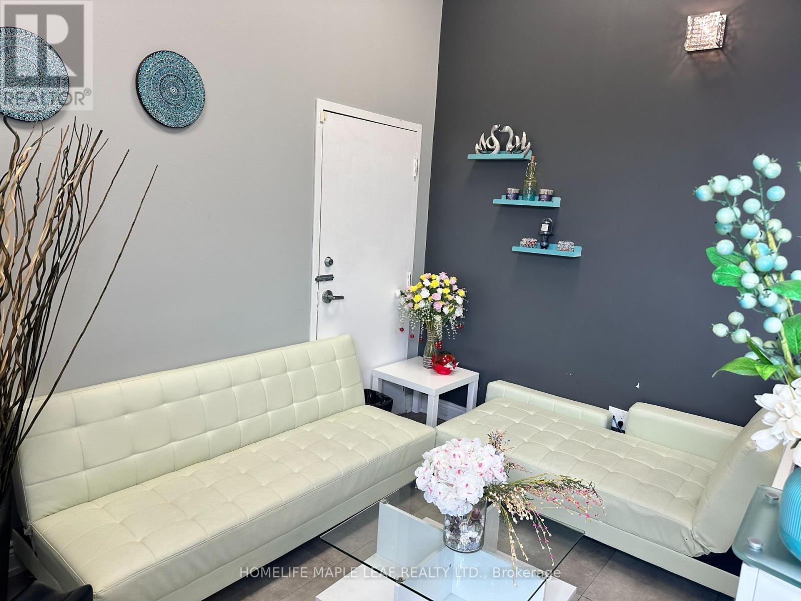 Photo 4 of 8 60 Dundas Street E, Mississauga ON