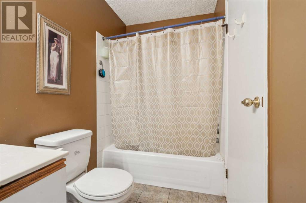 Single Family House for Sale in  Sandpiper Lane NW Sandstone Valley Calgary 