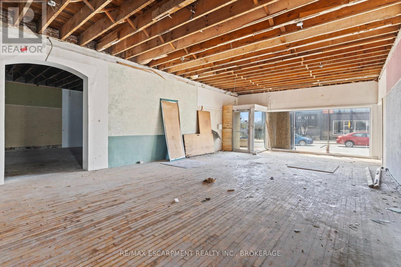 Photo 9 of 28 West Main Street, Welland ON