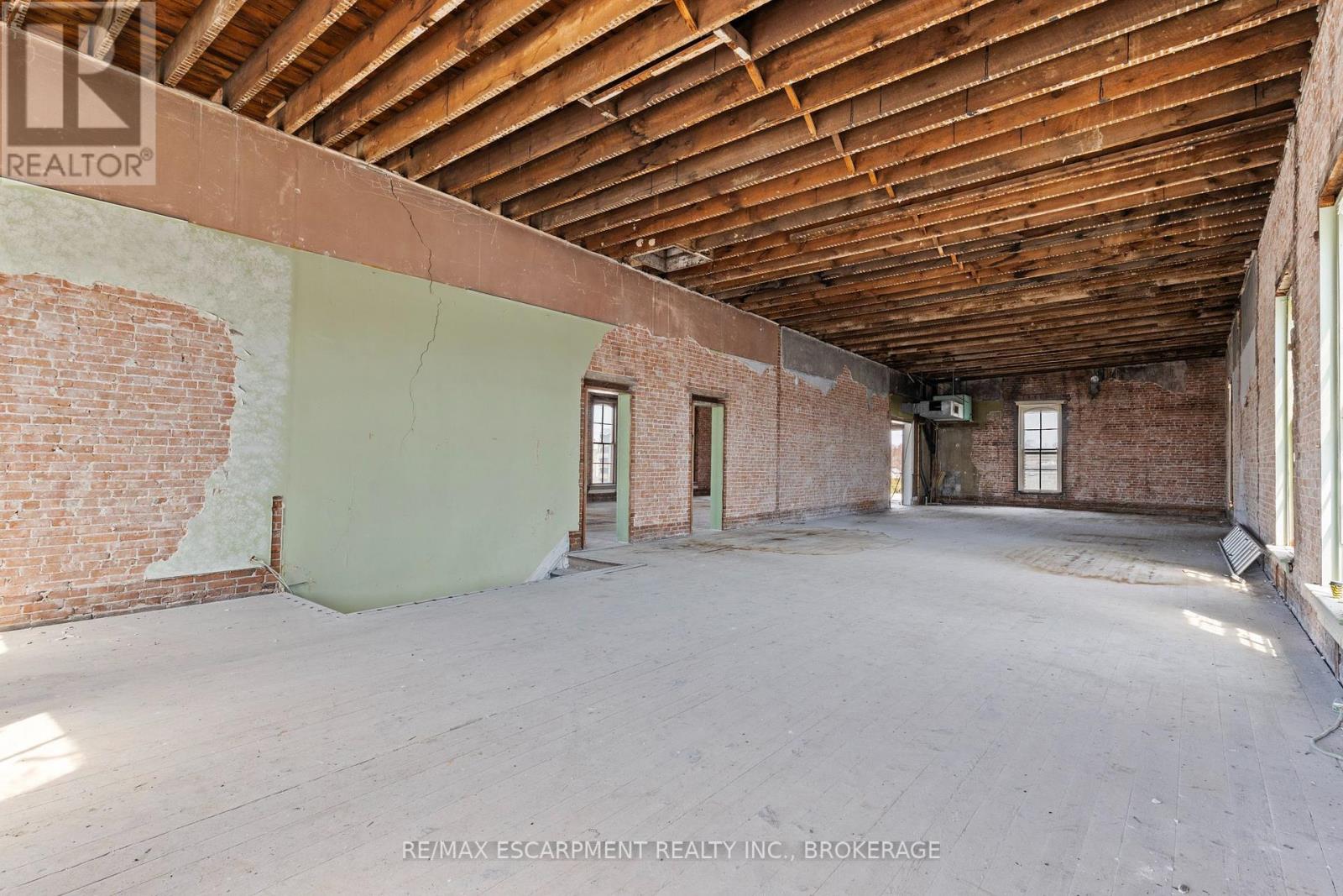 Photo 6 of 28 West Main Street, Welland ON