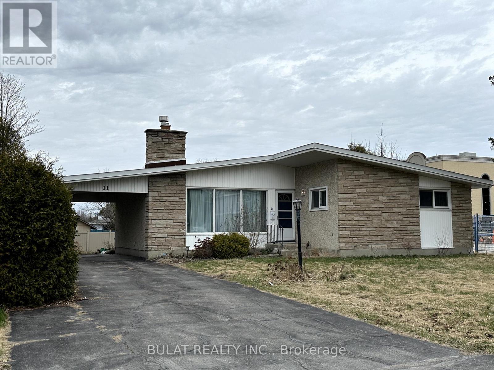 Large front & rear yard